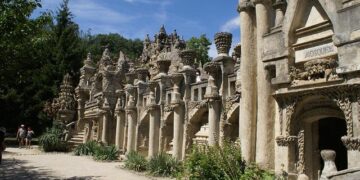 Cheval Blanc Seychelles celebrates the art of Joël Andrianomearisoa – LVMH