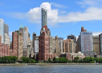 USA defenceman Hutson stretchered off after taking puck to head vs. Switzerland – TSN