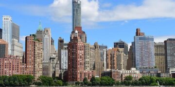 USA defenceman Hutson stretchered off after taking puck to head vs. Switzerland – TSN