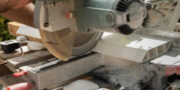 ‘Virtuoso’ singing saw player to bring chamber music to communities – Glasgow Times