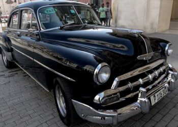 Selena Gomez and Miley Cyrus Share a Heartwarming Reunion at the Golden Globes!