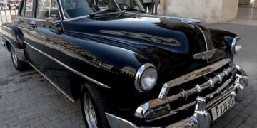 Selena Gomez and Miley Cyrus Share a Heartwarming Reunion at the Golden Globes!