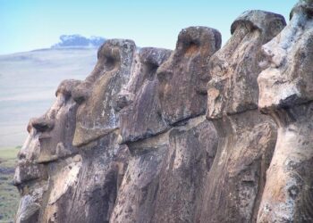 Unlocking the Secrets: The Incredible Journey of Easter Island’s Giant Stone Statues!