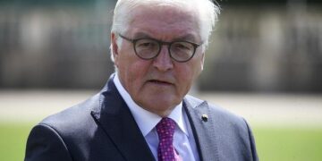 Building Bridges: Algerian President Embraces Niger’s Leader in Historic Meeting