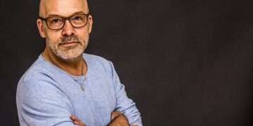 Colin Jost’s Surprising Surfing Journey in Tahiti Takes an Unexpected Turn!