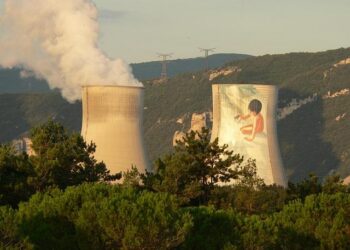 Macron Reveals Bold Nuclear Deterrence Strategy at Submarine Base as Tensions with Russia Escalate