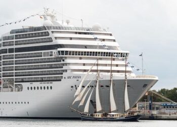 Chaos on the High Seas: Cruise Ship Strands on Papua New Guinea Reef Due to Navigation Blunder