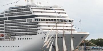 Chaos on the High Seas: Cruise Ship Strands on Papua New Guinea Reef Due to Navigation Blunder