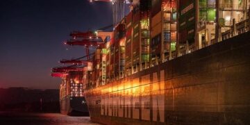 Malta-Flagged Container Ship Hit by Projectile in Hormuz: Crew Forced to Abandon Ship!