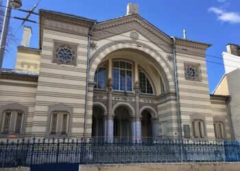 Discover the Enchantment: Lion Ceccah’s Orchestral Masterpiece of ‘Sólo Quiero Más