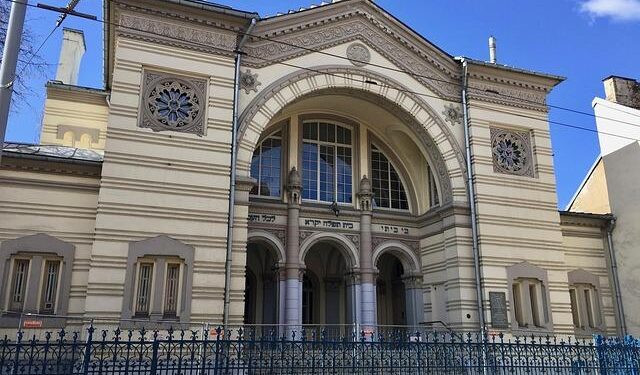 Discover the Enchantment: Lion Ceccah’s Orchestral Masterpiece of ‘Sólo Quiero Más