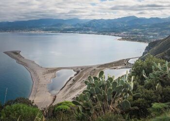 Meloni’s Bold Stance: Italy’s Leader Breaks from Trump on Iran Conflict and the Pope’s Role