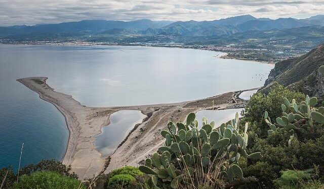 Meloni’s Bold Stance: Italy’s Leader Breaks from Trump on Iran Conflict and the Pope’s Role