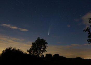 Catch a Glimpse of the Stunning Rare Comet Brightening New Zealand Skies – A Once-in-170,000-Years Event!