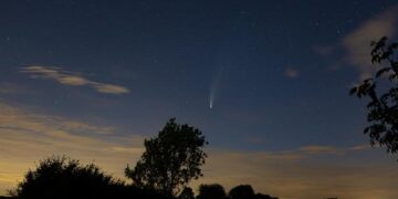 Catch a Glimpse of the Stunning Rare Comet Brightening New Zealand Skies – A Once-in-170,000-Years Event!