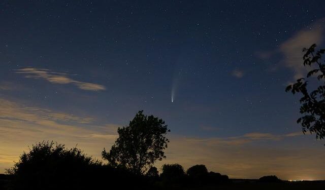 Catch a Glimpse of the Stunning Rare Comet Brightening New Zealand Skies – A Once-in-170,000-Years Event!