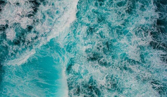 Prepare to Be Amazed: Jaw-Dropping Below Sea Level Wave in Tahiti!