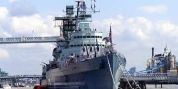 Royal Navy’s Groundbreaking Visit to Pitcairn: Discover the UK’s Hidden Gem in the Pacific!
