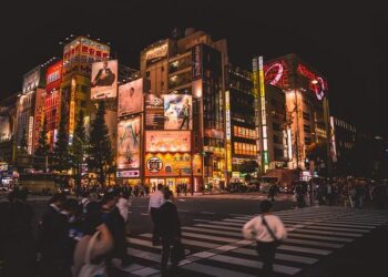 Sky Showdown: Qantas vs. Fiji Airways – Which Airline Will Elevate Your Sydney to Tokyo Business Class Journey?