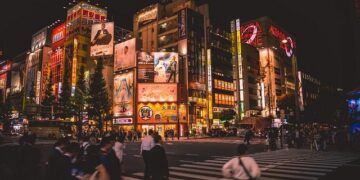 Sky Showdown: Qantas vs. Fiji Airways – Which Airline Will Elevate Your Sydney to Tokyo Business Class Journey?
