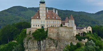 Danube’s Record Low Water Levels Expose Climate Risks to Hungary and Romania’s Nuclear Power Future
