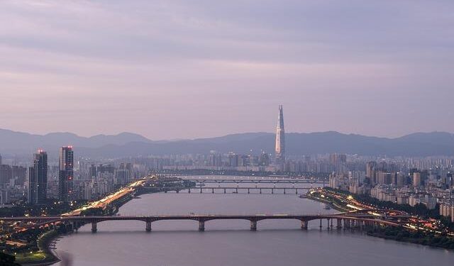 Asia’s Tech Turmoil: Seoul and Tokyo Stocks Plunge!
