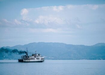 Heroic Rescue: 90 Lives Saved from Stranded Ferry in the Solomon Islands!