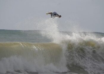 Kelly Slater, 54, Delivers an Epic Near-Perfect Performance at Psycho Tahiti!